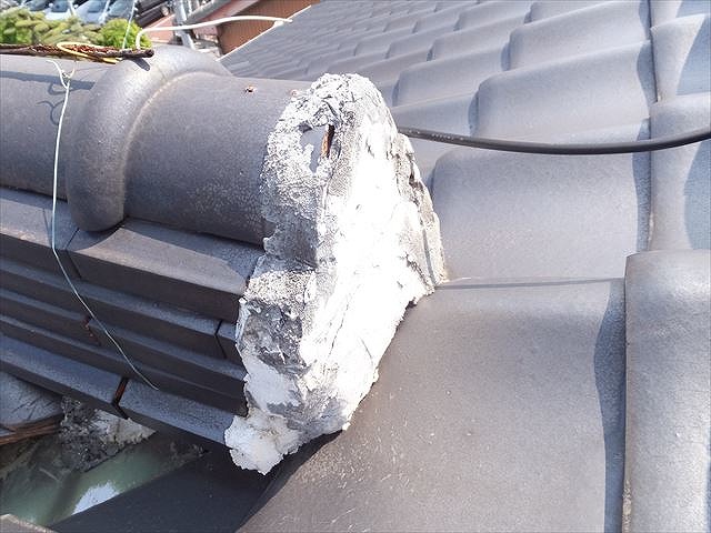 棟の切れ目を漆喰で塞いでいる